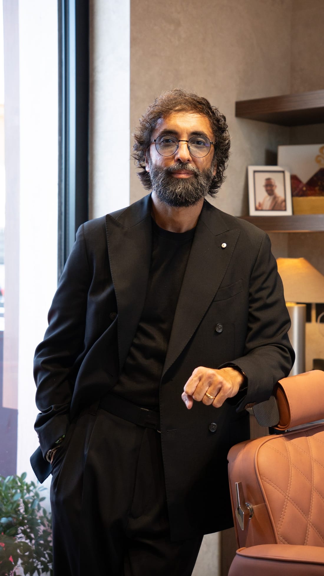 Riccardo Pane nel salone, accanto a una poltrona da barbiere